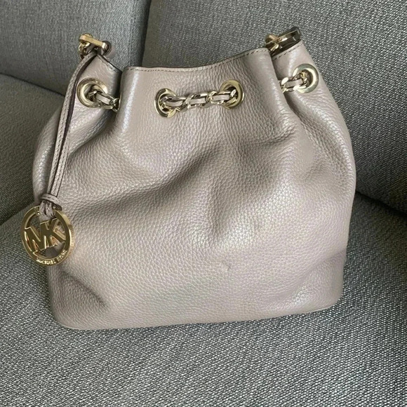 Michael Kors crossbody chain drawstring  bucket bag neutral putty color - Picture 4 of 9